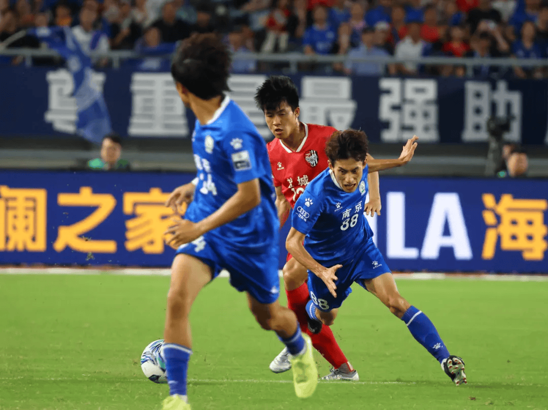 球队在比赛中遭遇困难，最终逆转胜出