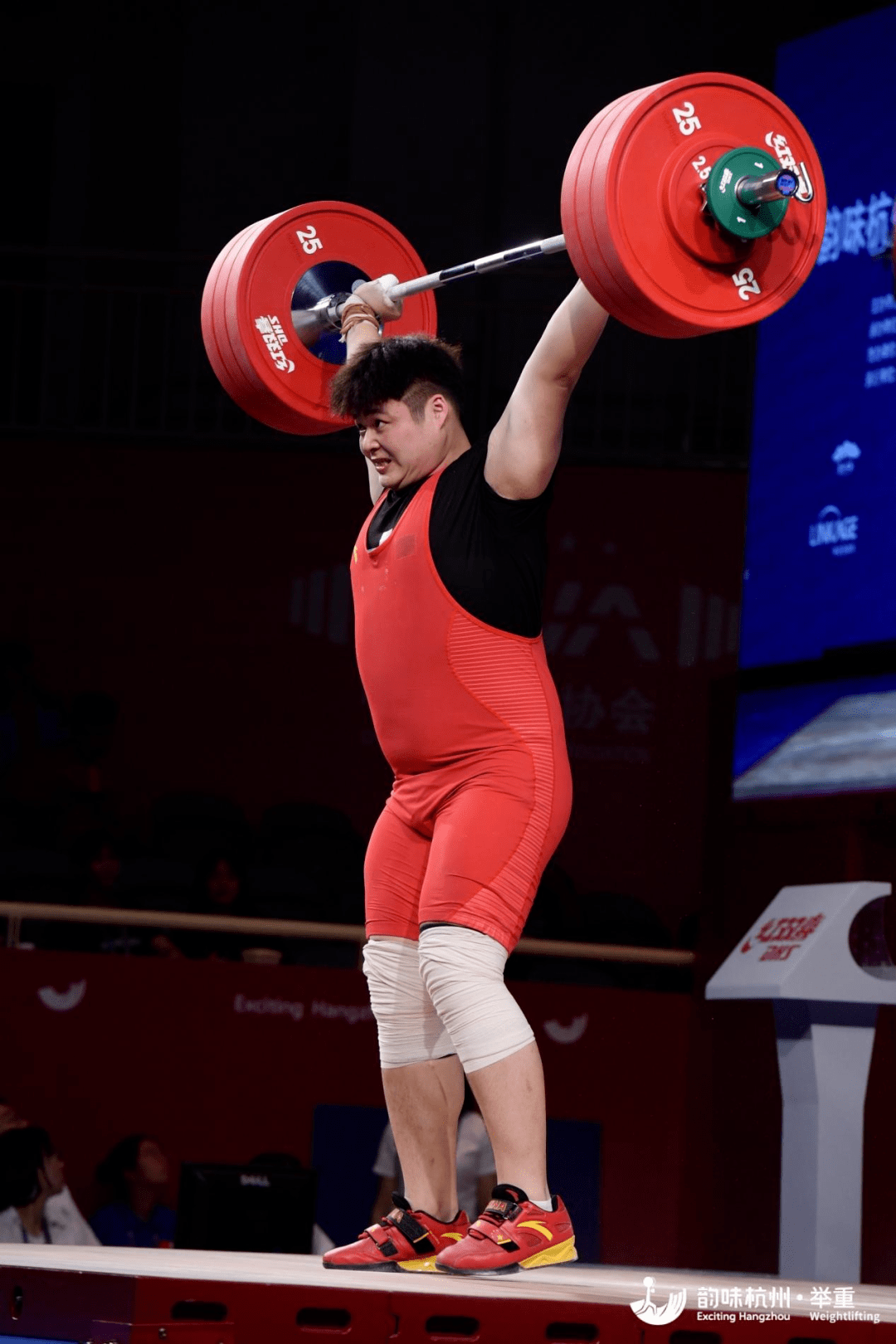 包含举重选手力挫群雄，登上胜利领奖台的词条