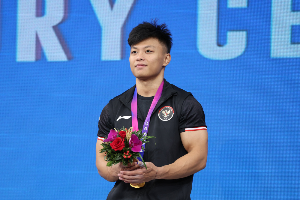 包含举重选手力挫群雄，登上胜利领奖台的词条