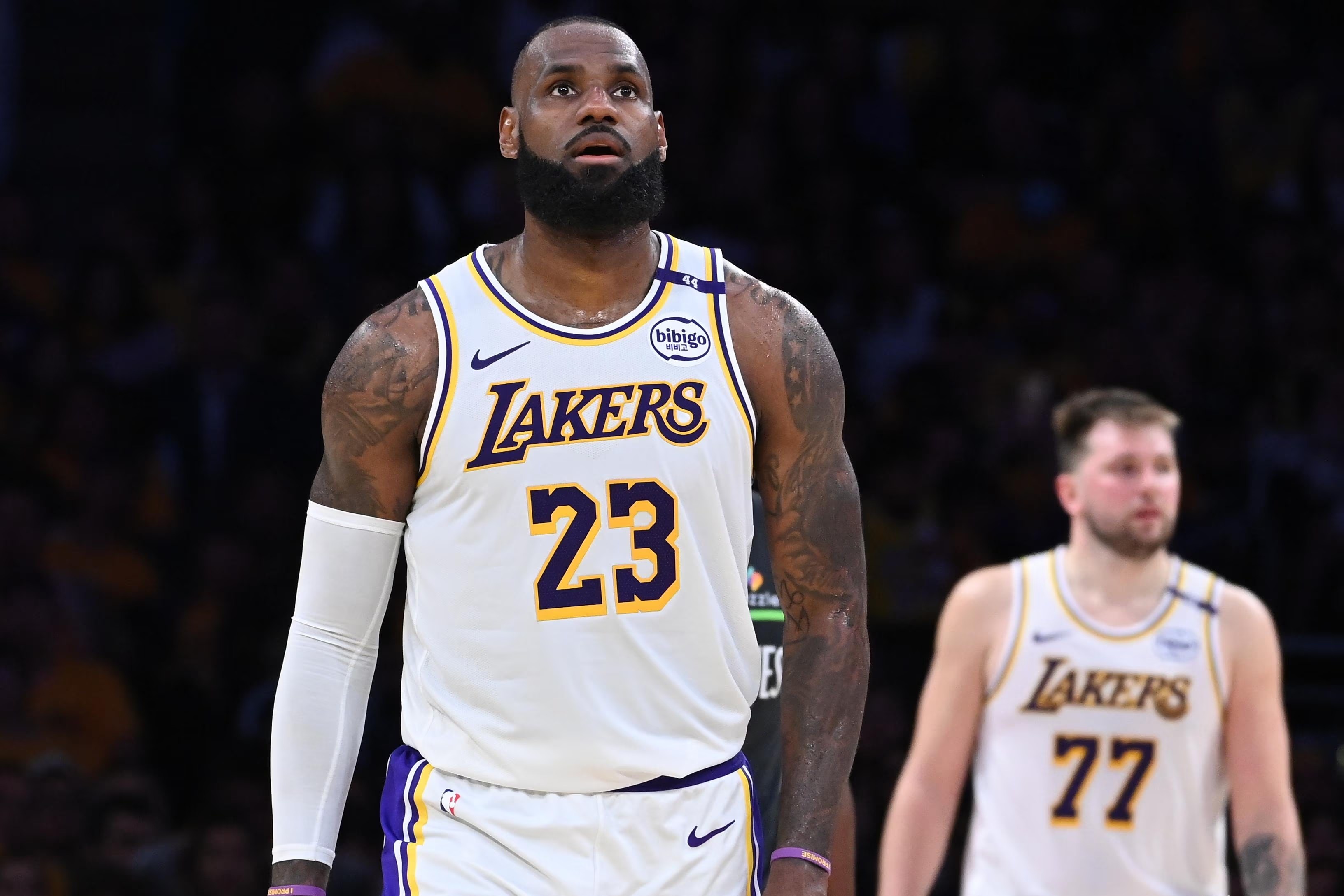 公牛横扫深圳队,詹姆斯高光表现 公牛横扫深圳队,詹姆斯高光表现